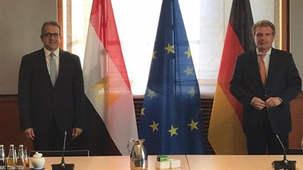 الدكتور خالد العناني،