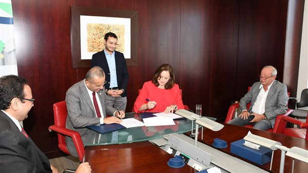 جانب من توقيع لمعهد