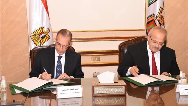 جانب من توقيع مساعد