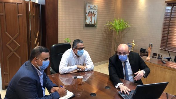 جانب من احتماع وزير