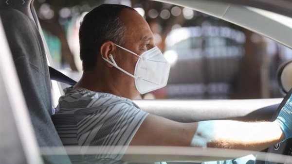 سائق يرتدي الكمامة