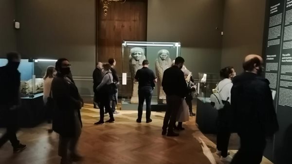 جانب من تردد الزائرين