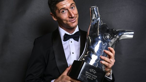 ليفاندوفسكي مع جائزة