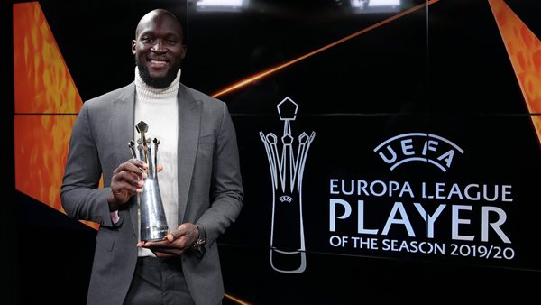 لوكاكو يحمل جائزة