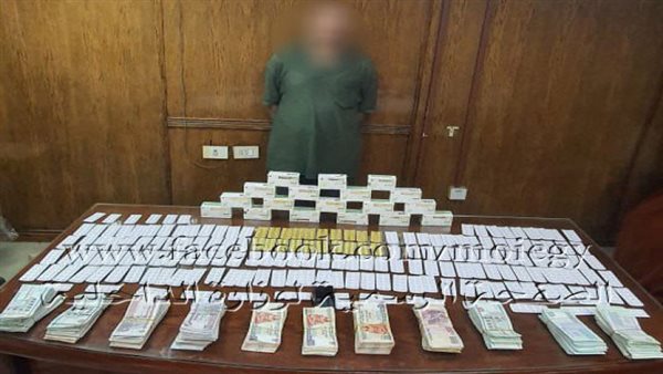 المتهم مع المضبوطات