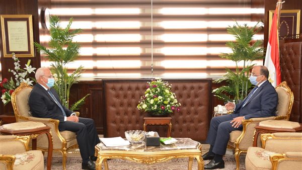 اثناء اجتماع وزير