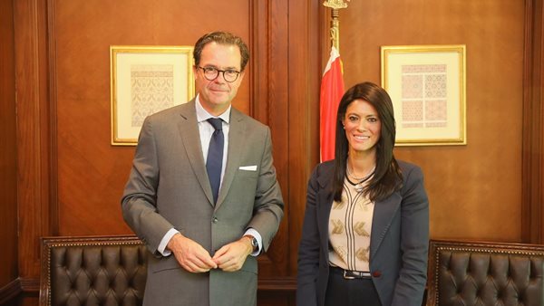 وزيرة التعاون والسفير