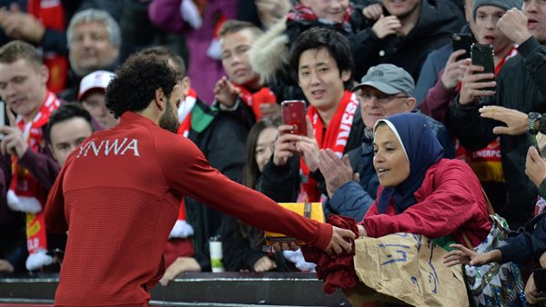 محمد صلاح يستلم الهدية
