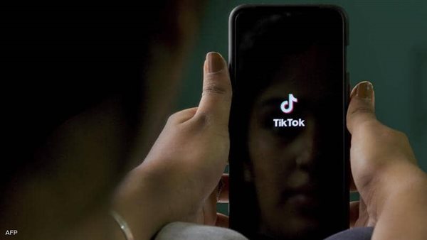 لا أخلاقي وخليع