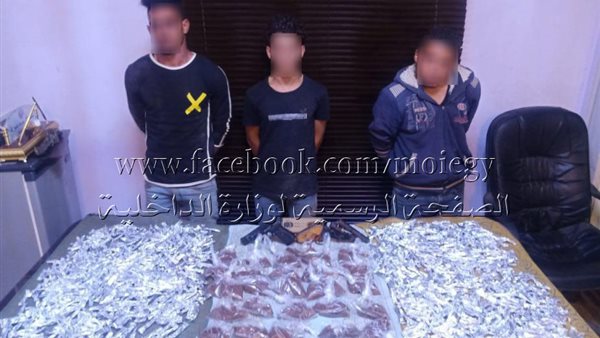 المتهمين مع المضبوطات