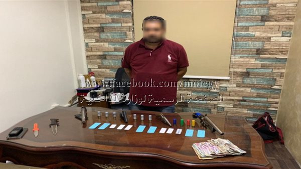 المتهم مع المضبوطات