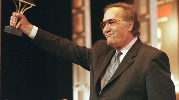 النجم الراحل محمود