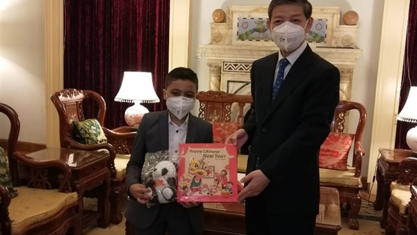 سفير الصين مع الطفل
