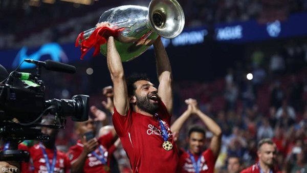 محمد صلاح يرفع كأس