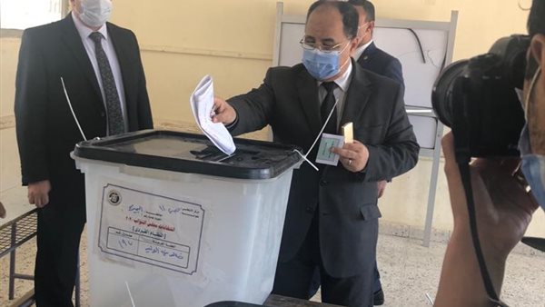 وزير المالية يدلي