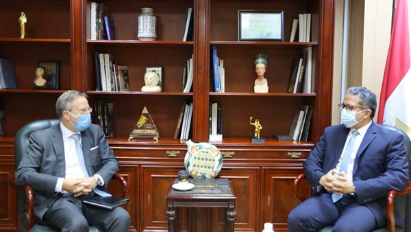 وزير السياحة والأثار