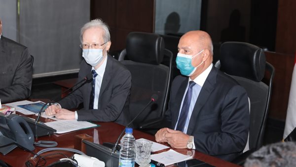 وزير النقل وسفير