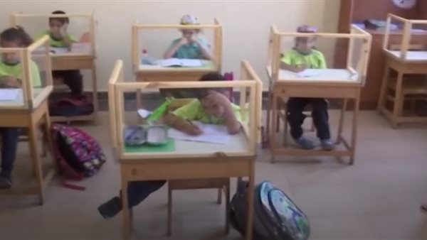 جانب من الفواصل بين