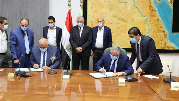 جانب من التوقيع