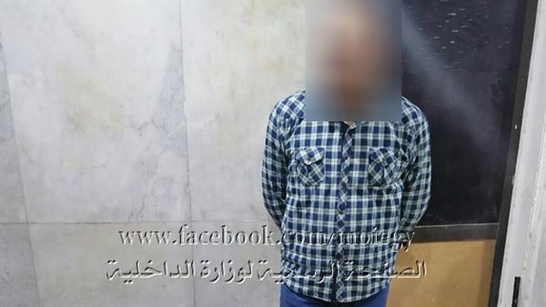 المتهم مع المضبوطات