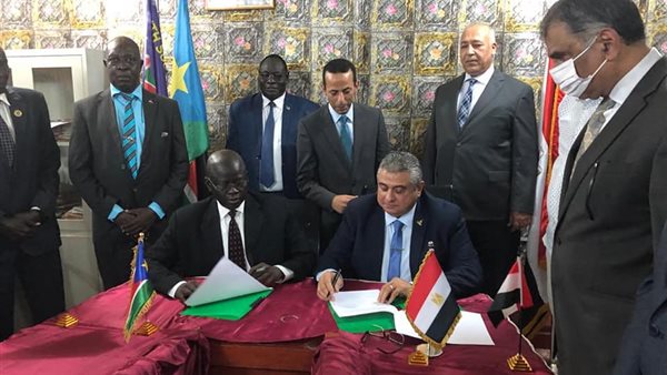 جانب من التوقيع