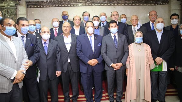 وزير الرياضة يجتمع