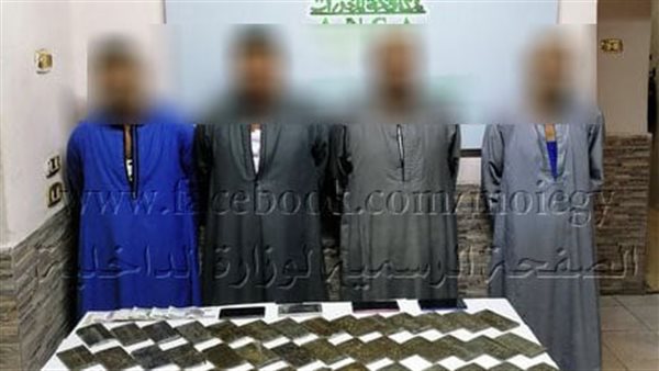 المتهمين مع المضبوطات