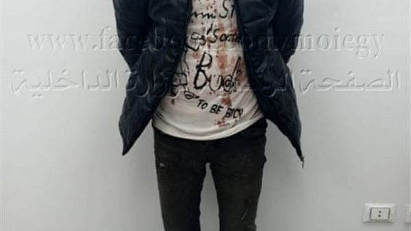 المتهم مع المضبوطات