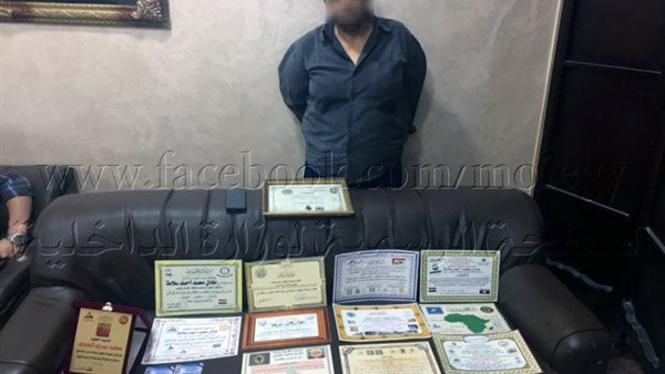 المتهم مع المضبوطات