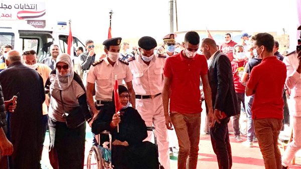 رجال الشرطة تساعد