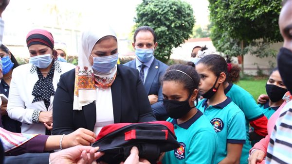 وزيرة التضامن تسلم