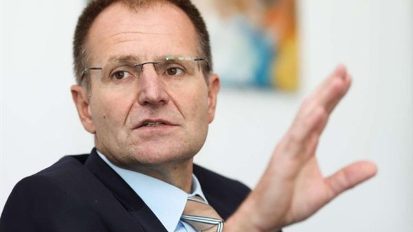 بيتر فرانك  الادعاء