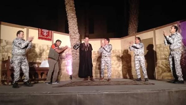 صورة من العرض المسرحي