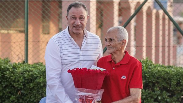 الخطيب مع مشجع الاهلى