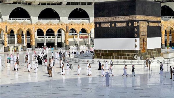 طلائع الحجاج يؤدون