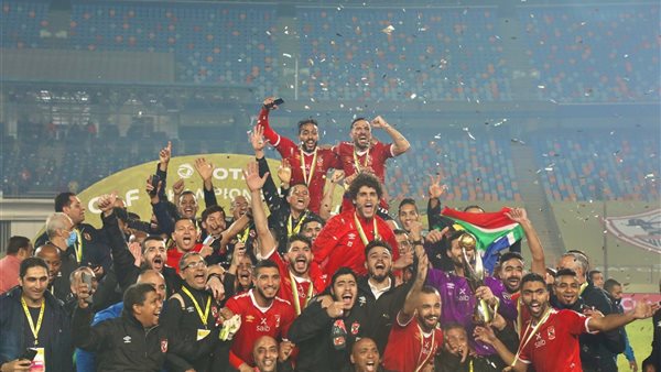 الاهلى يتوج بدورى