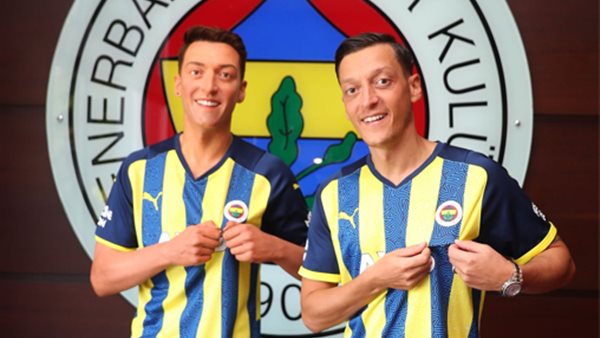 مسعود أوزيل مع التمثال