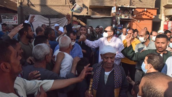 محافظ أسيوط يصافح