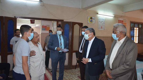 محافظ المنيا خلال