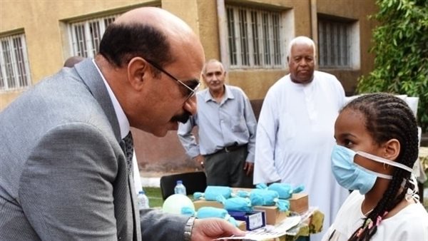 محافظ أسوان خلال