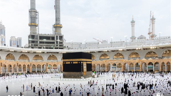 ضيوف الرحمن يؤدون