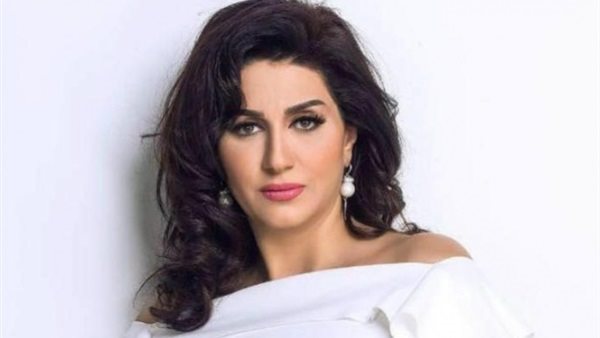 الفنانة وفاء عامر