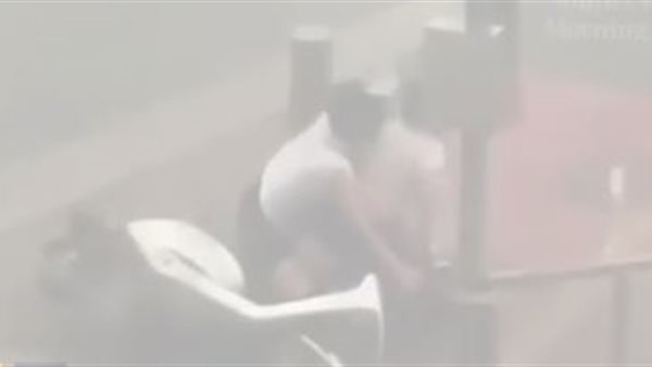 الام وهى تحاول حماية