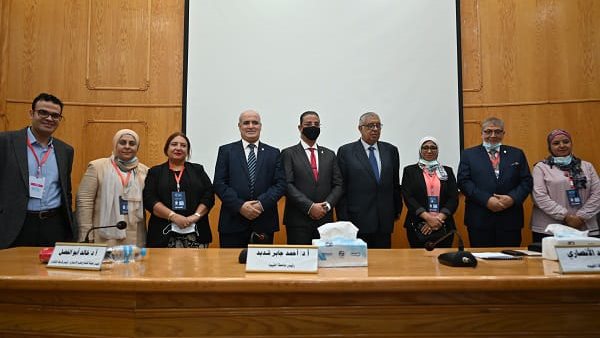 على هامش المؤتمر