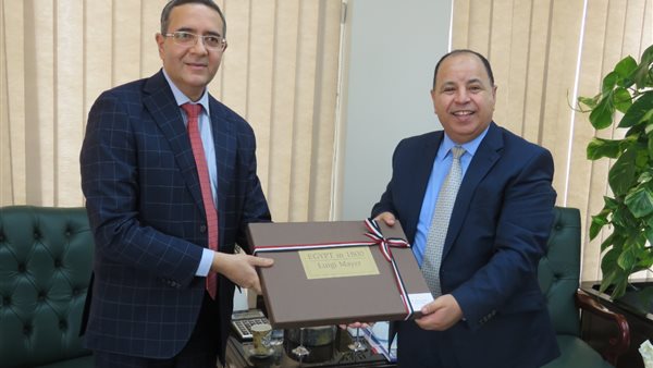 وزير المالية والسفير