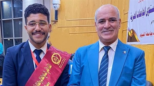 رئيس الجامعة والطالب