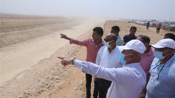 وزير النقل خلال الجولة