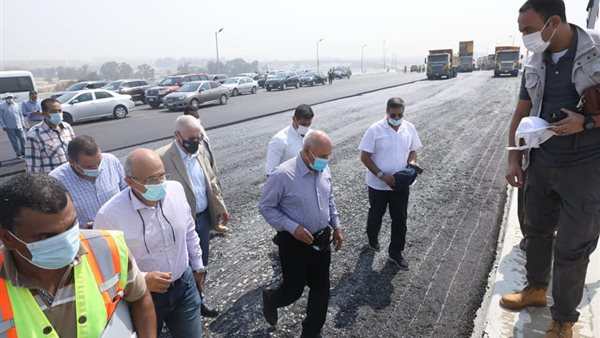 وزير النقل خلال الجولة