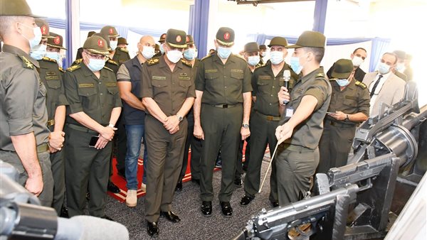 وزير الدفاع خلال