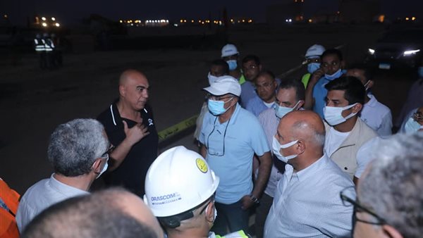 وزير النقل خلال الجولة